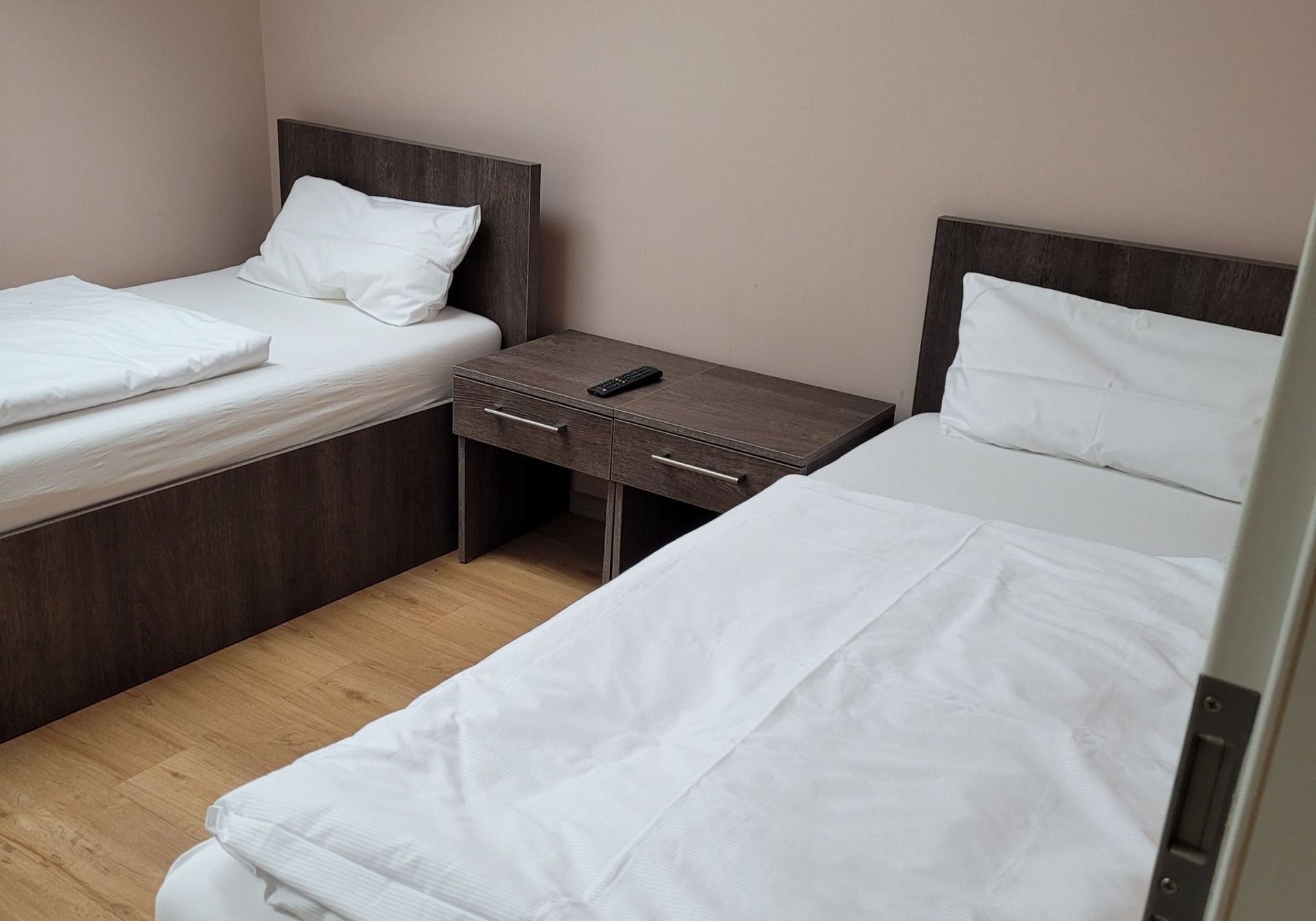 Einzel- oder Zweibettzimmer mit zwei Einzelbetten und Schreibtisch
